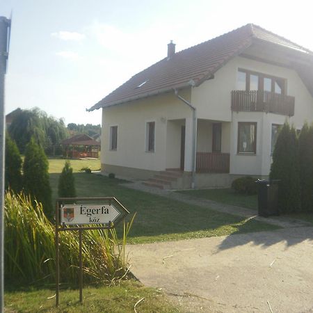 Zalakarosi Egerfa Nyaralohaz Foeldszinti Es Emeleti Apartman Buitenkant foto