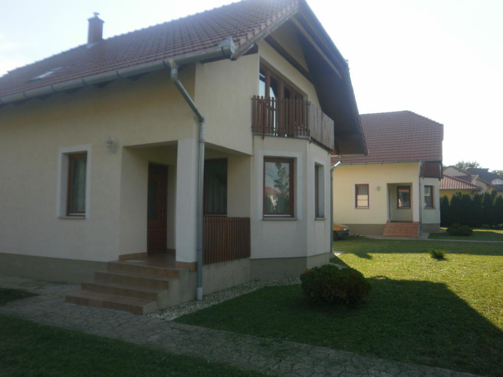 Zalakarosi Egerfa Nyaralohaz Foeldszinti Es Emeleti Apartman Buitenkant foto