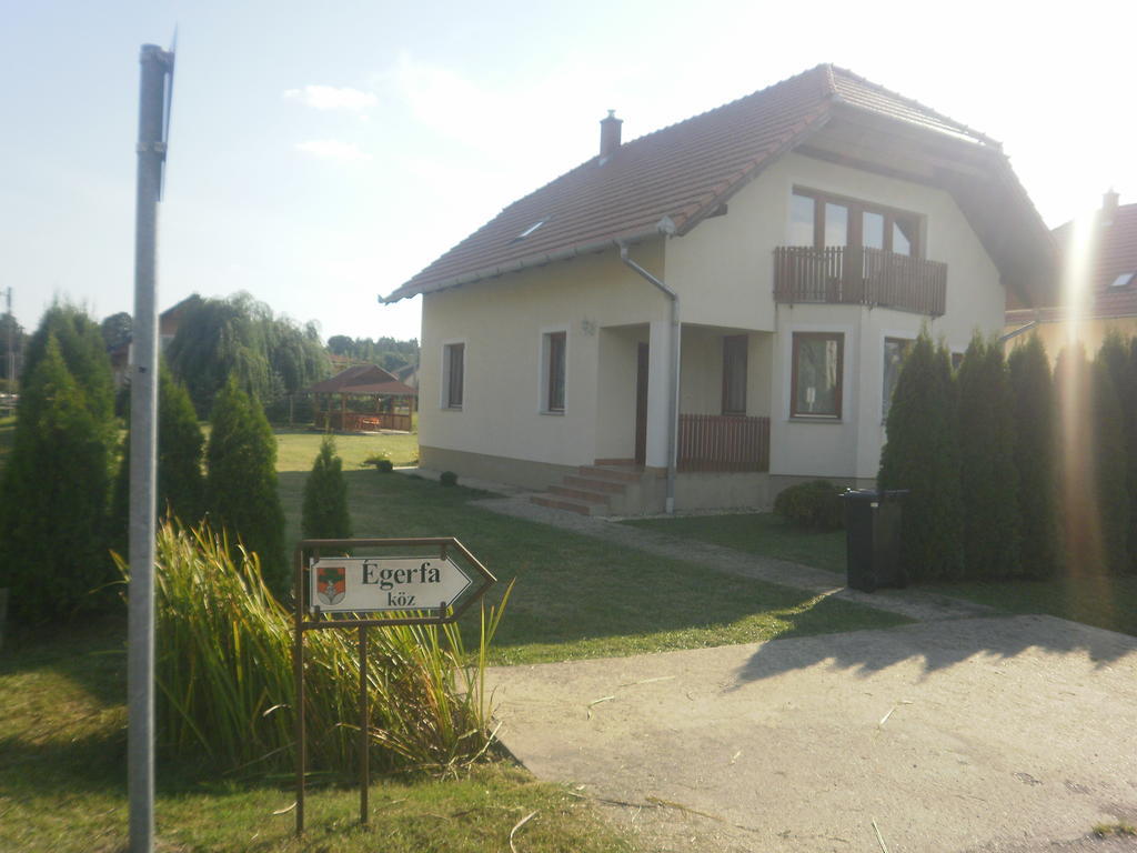 Zalakarosi Egerfa Nyaralohaz Foeldszinti Es Emeleti Apartman Buitenkant foto