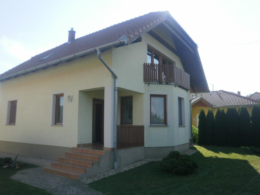 Zalakarosi Egerfa Nyaralohaz Foeldszinti Es Emeleti Apartman Buitenkant foto