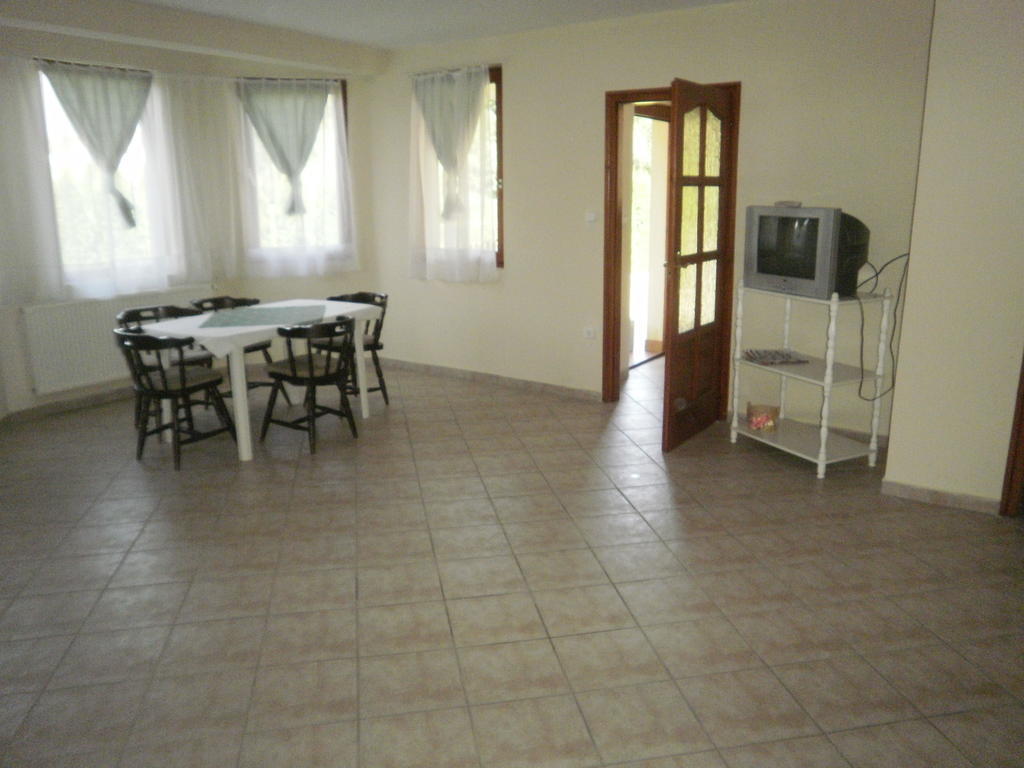 Zalakarosi Egerfa Nyaralohaz Foeldszinti Es Emeleti Apartman Kamer foto