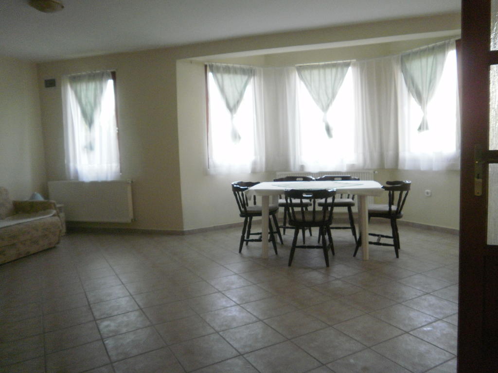 Zalakarosi Egerfa Nyaralohaz Foeldszinti Es Emeleti Apartman Kamer foto